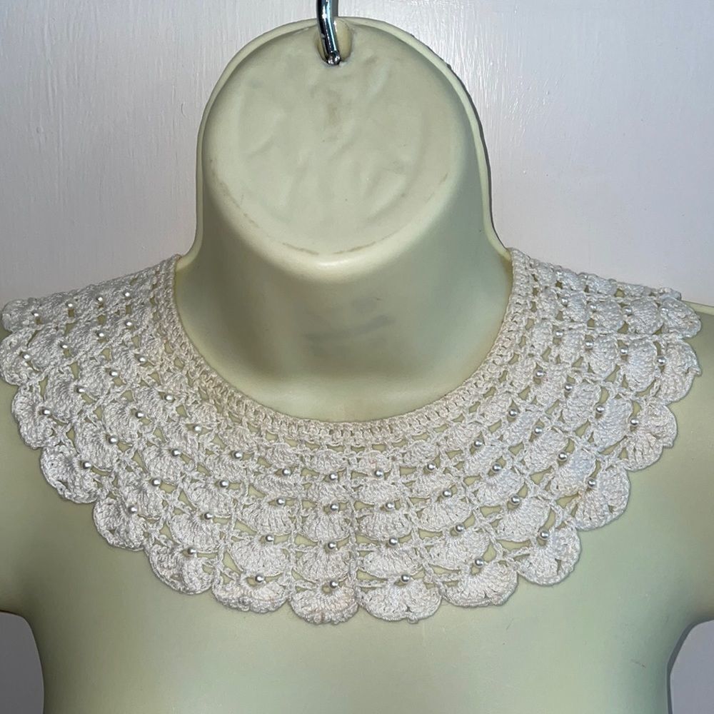Vtg cream/ivory lace‎ crochet & pearl beaded collar